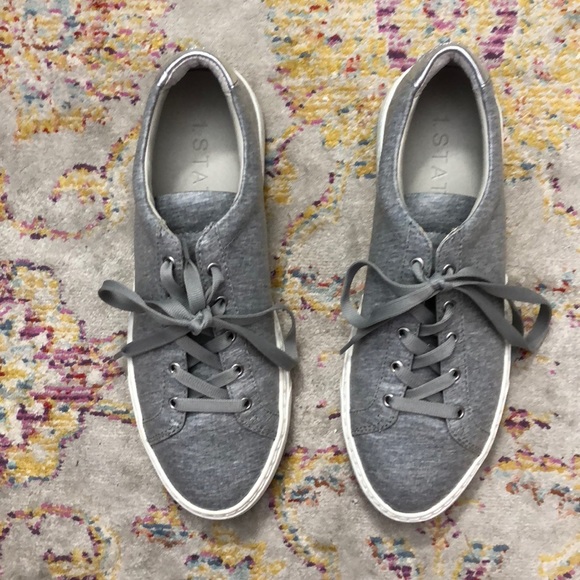 Gray w/ metallic accent 1.State sneakers size 8 - Picture 2 of 5